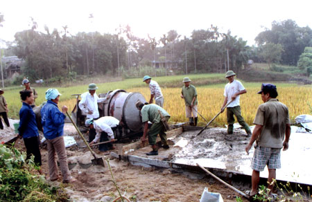 Phong trào làm đường giao thông nông thôn phát triển rộng khắp các địa phương trong tỉnh.
(Ảnh: Quang Thiều)