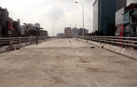 Theo dự kiến, Hà Nội sẽ thông xe cầu vượt rộng nhất Việt Nam tại nút giao Deawoo vào ngày mùng 5 hoặc mùng 6 tới.