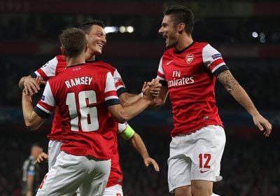 Tiền đạo Olivier Giroud (phải) và Ramsey chúc mừng Mesut Ozil sau khi anh ghi bàn vào lưới Napoli.
