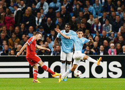 Tiền vệ Franck Ribery tung cú sút từ cự ly khoảng 25m, ghi bàn mở tỷ số 1 - 0 cho Bayern Munich.
 

