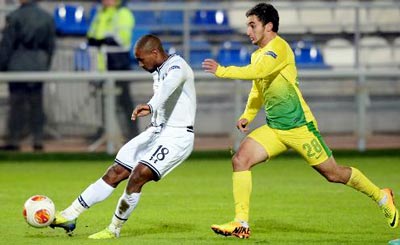 Tiền đạo Jermain Defoe (Tottenham) tung cú sút trước hậu vệ Serder Serderov của Anzhi.