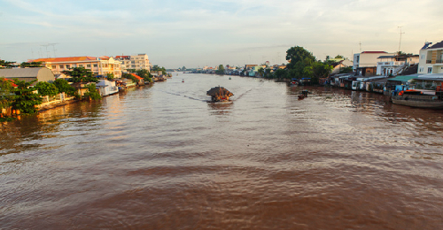 Sông Cổ Chiên nổi tiếng với làng nghề gạch, gốm.