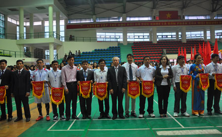 Lãnh đạo Ngành Y tế trao cờ lưu niệm cho các đội tham dự.