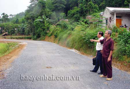 Ông Lương Năng Đạt (áo sẫm màu) xã Văn Lãng đã hiến 1.800m2 đất để làm đường giao thông nông thôn.