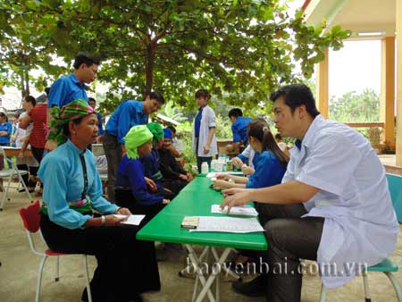 Đoàn viên thanh niên khám, tư vấn sức khỏe cho nhân dân tại Ngày hội nhân ái vì sức khỏe cộng đồng được tổ chức  tại Nghĩa Lộ.