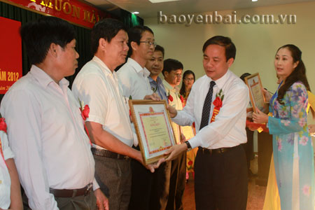 Phó chủ tịch Thường trực UBND tỉnh Tạ Văn Long tặng bằng khen cho các tập thể và cá nhân thực hiện tốt chính sách thuế năm 2012.
