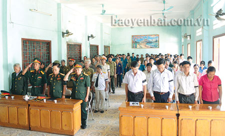 Cán bộ, đảng viên, lực lượng vũ trang và nhân dân các dân tộc trong xã trong buổi lễ thắp hương tưởng niệm Đại tướng.