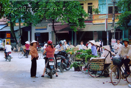 Khung cảnh nhốn nháo thường thấy tại các điểm chợ xép, chợ tạm.
Ảnh: Chợ cóc tại khu vực đầu đường Quang Trung gần cổng trường THPT Nguyễn Huệ (TP Yên Bái).