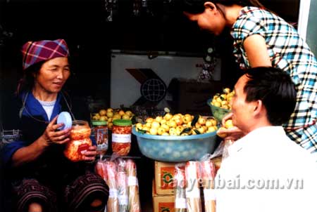 Người Mông huyện Mù Cang Chải giới thiệu với khách du lịch về đặc sản táo mèo và măng ớt ở vùng cao. (Ảnh: H.N)
