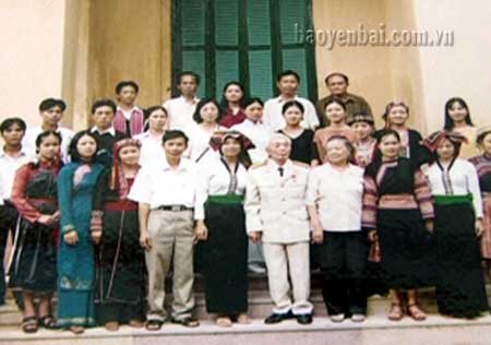 Cô giáo Vi Thị Thảo (người đứng thứ 2 từ phải sang) chụp ảnh lưu niệm cùng Đại tướng Võ Nguyên Giáp.