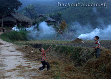 Tuổi thơ ngày mùa.
(Ảnh: Nông Quang Khiêm)