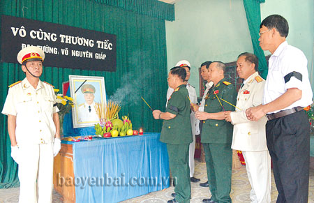 Đảng bộ xã Cát Thịnh (Văn Chấn) lập bàn thờ thắp hương
viếng Đại tướng Võ Nguyên Giáp.
(Ảnh: Quang Sơn)
