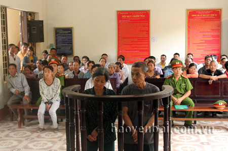 Phiên tòa hình sự sơ thẩm xét xử hai bị cáo Hoàng Văn Thiệp và Hoàng Thị Nhung ngày 25/9/2014.

