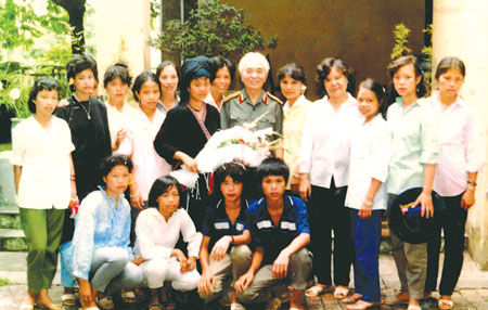 Đại tướng Võ Nguyên Giáp cùng phu nhân chụp ảnh lưu niệm với thầy và trò lớp 10A, khóa 1990 - 1992, Trường trung học nội trú vùng cao Yên Bái tại nhà riêng, năm 1990. Ảnh: T.L