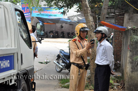 Cảnh sát giao thông đo nồng độ cồn người tham gia giao thông.
