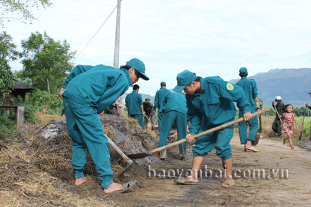 Lực lượng dân quân xã Báo Đáp tham gia làm đường giao thông nông thôn.
