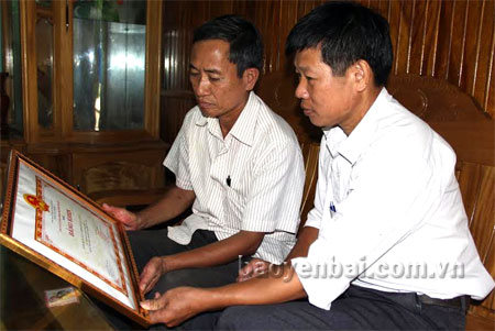 Ông Sa Hữu Văn (phải) và ông Sa Quang Huy (trái) ôn lại truyền thống hiếu học của dòng họ mình.