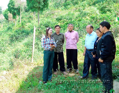 Chị Lâm Thị Kim Thoa (ngoài cùng bên trái) trao đổi cùng các xã viên Hợp tác xã về nâng cao chất lượng chè Suối Giàng.