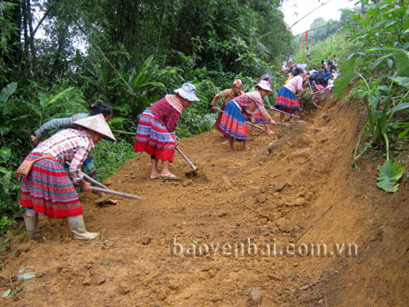 Nhân dân xã Nà Hẩu tích cực tham gia làm đường giao thông nông thôn.

