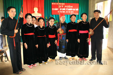 Ông Hà Ngọc Kiệu (ngoài cùng bên phải) cùng Đội văn nghệ Người cao tuổi xã Hưng Khánh tích cực tập luyện và tham gia biểu diễn.
