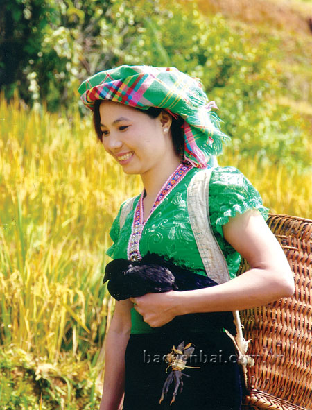 Du khách nơi đô thị thích mặc trang phục và trải nghiệm cuộc sống cùng đồng bào bản địa. (Ảnh: Một du khách trong trang phục của đồng bào Thái).
