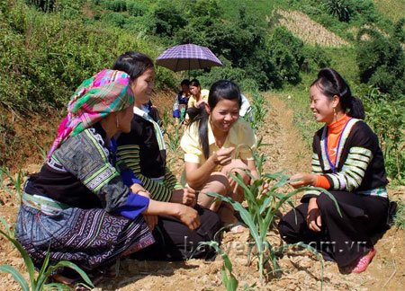 Cán bộ huyện Mù Cang Chải hướng dẫn kỹ thuật trồng ngô trên chân ruộng một vụ cho đồng bào Mông ở xã Hồ Bốn.

