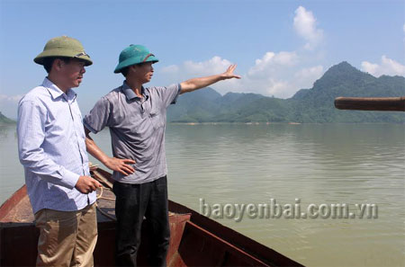 Chủ tịch UBND xã Bảo Ái (bên trái) cùng Trưởng thôn Ngòi Ngần đi kiểm tra khu vực bãi cá đẻ.

