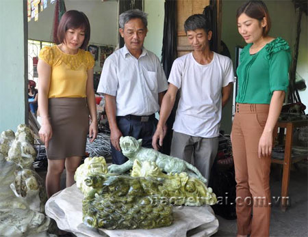 Ông Nguyễn Ngọc Chiến (thứ 2, trái sang) - Chủ tịch Hội Nông dân huyện Văn Chấn thăm mô hình phát triển kinh tế của một gia đình hội viên vay vốn tại thôn Thác Hoa 2, xã Sơn Thịnh.