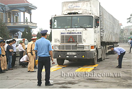 Điểm kiểm tra xe quá tải trọng tại huyện Yên Bình.