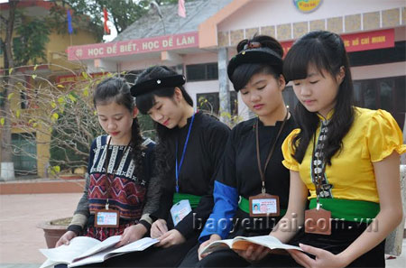 Học sinh Trường Phổ thông Dân tộc Nội trú THPT tỉnh Yên Bái trong giờ ôn bài.
