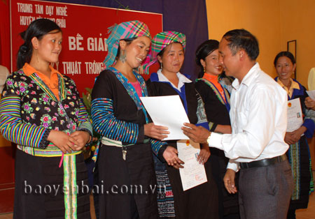 Cấp giấy chứng nhận học kỹ thuật trồng ngô cho học viên xã Hồ Bốn.
