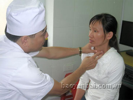 Bác sỹ Bệnh viện Nội tiết tỉnh Yên Bái khám lâm sàng bệnh bướu cổ.