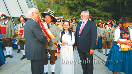 Cao Thị Thanh Huyền (người mặc áo dài màu trắng) tại Diễn đàn Kinh tế - chính trị châu Âu.