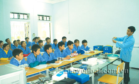 Các học viên Trường Trung cấp Nghề dân tộc nội trú Nghĩa Lộ trong giờ thực hành lớp chăn nuôi thú y.