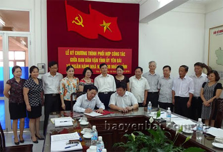 Lãnh đạo Ban Dân vận Tỉnh ủy và Ngân hàng Nhà nước Chi nhánh Yên Bái ký kết chương trình phối hợp công tác năm 2014.