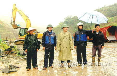 Đồng chí Trương Đăng Hùng - Chủ tịch UBND xã Khao Mang (thứ 2, trái sang) cùng các thành viên Ban chỉ huy PCLB huyện Mù Cang Chải kiểm tra công tác phòng chống cơn bão số 3 tại địa phương.
