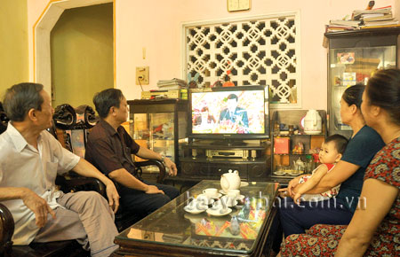 Cán bộ hưu trí phường Minh Tân, thành phố Yên Bái theo dõi Đại hội qua truyền hình trực tiếp.