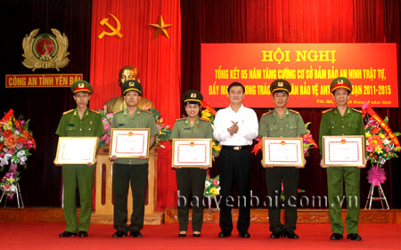Đồng chí Nguyễn Chiến Thắng - Phó chủ tịch UBND tỉnh tặng bằng khen của UBND tỉnh cho các cá nhân có thành tích xuất sắc khi đi tăng cường cơ sở.
