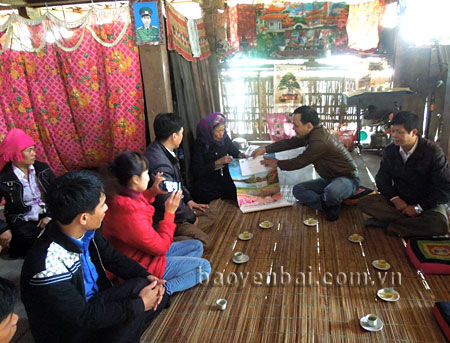 Lãnh đạo Thanh tra tỉnh, thăm hỏi, tặng quà gia đình chính sách xã Phong Dụ Thượng (huyện Văn Yên).