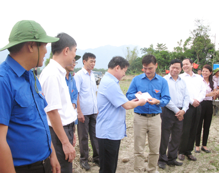 Đồng chí Dương Văn Thống trao quà cho Ban chỉ huy công trình làm đường vành đai suối Thia
