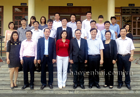 Đồng chí Phạm Duy Cường - Bí thư Tỉnh ủy và các đồng chí lãnh đạo UBND tỉnh với cán bộ chủ chốt Hội Nông dân tỉnh Yên Bái.
