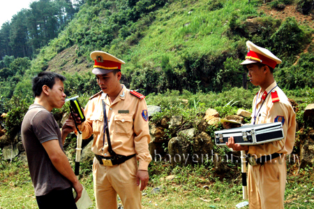 Lực lượng Cảnh sát Giao thông huyện Trạm Tấu kiểm tra nồng độ cồn đối với người tham gia giao thông.