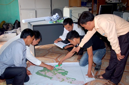 Cán bộ Ban quản lý rừng phòng hộ Mù Cang Chải rà soát quy hoạch trồng rừng năm 2015. Ảnh M.Q