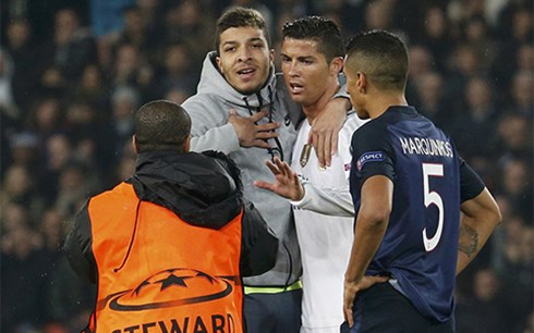 Ronaldo để lại hình ảnh đẹp trong trận đấu giữa PSG với Real.