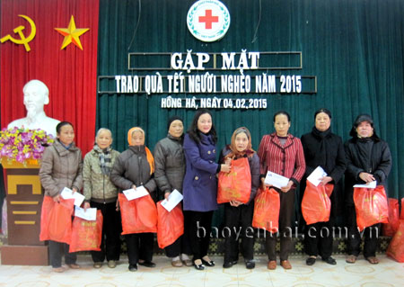 Chị Bùi Thị Sửu (giữa) trao quà tết Nguyên đán 2015, cho người nghèo ở phường Hồng Hà (thành phố Yên Bái).