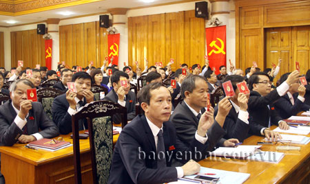 Các đại biểu dự Đại hội Đảng bộ Khối cơ quan tỉnh biểu quyết các chỉ tiêu nghị quyết Đại hội nhiệm kỳ 2015 - 2020.
(Ảnh: Ngọc Đồng)