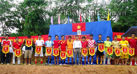 Ban tổ chức trao cờ lưu niệm cho các đội tham gia thi đấu Giải bóng đá xã Động Quan năm 2015.

