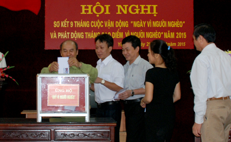 Các đại biểu tham gia ủng hộ Quỹ  “Vì người nghèo” năm 2015.