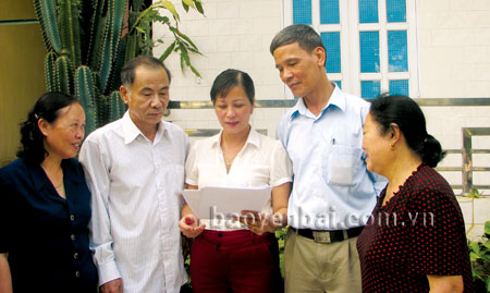 Chị Nguyễn Thị Lý - Chủ tịch Mặt trận Tổ quốc phường Đồng Tâm, thành phố Yên Bái (đứng giữa) trao đổi với các tổ trưởng tổ dân phố.