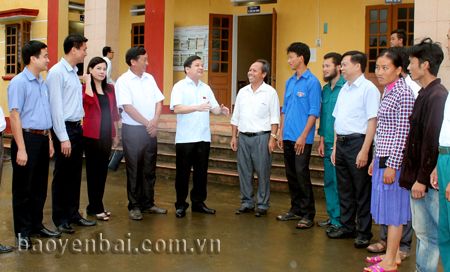 Đồng chí Dương Văn Thống (thứ 5 từ trái sang) trao đổi với cử tri xã Nà Hẩu, huyện Văn Yên.